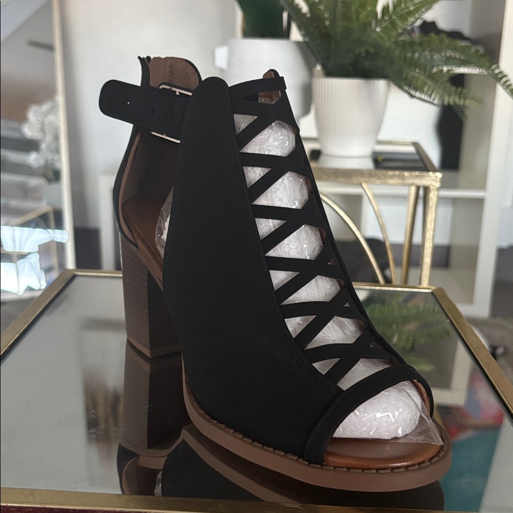 Chic Black Lace-Up Heeled Sandals